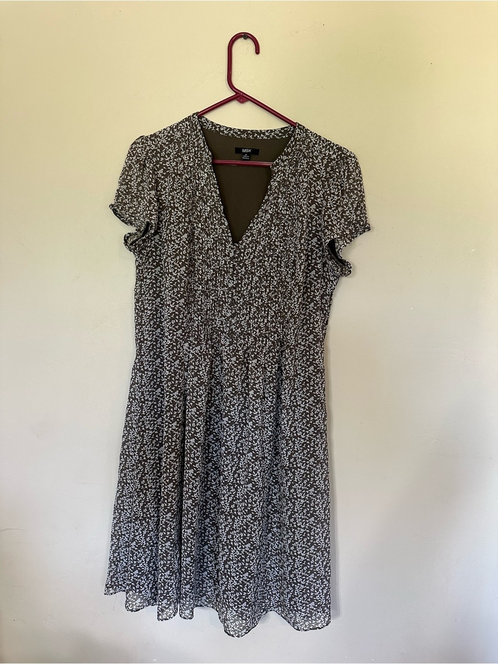 MSK Floral V-Neck Short Sleeve Midi Dress in Taupe and Cream - Picture 2 of 5